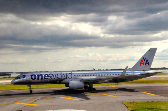 An American Airlines 757 in special one world livery